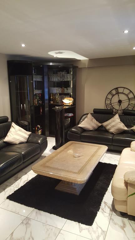 Le Relais Bleu Hotel เลอบล็องเมนิล ภายนอก รูปภาพ